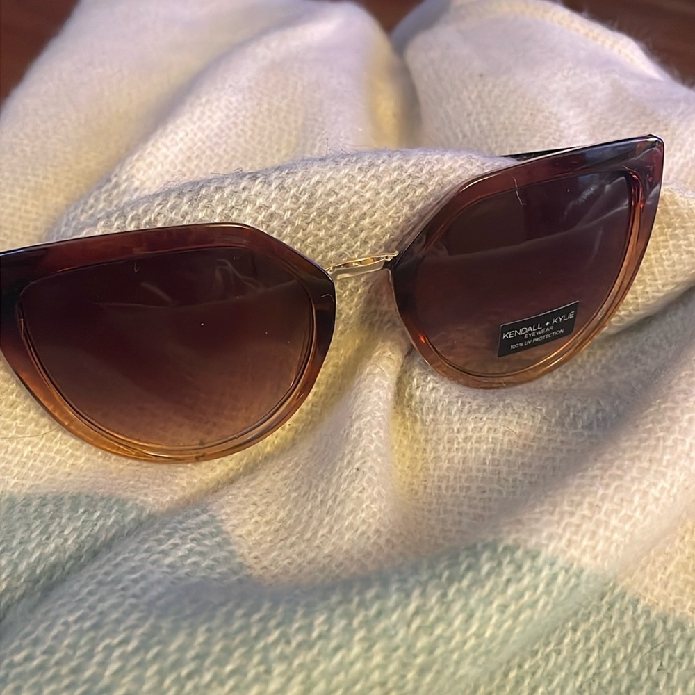 NWT Kendall and Kylie Sunglasses - Picture 1 of 3